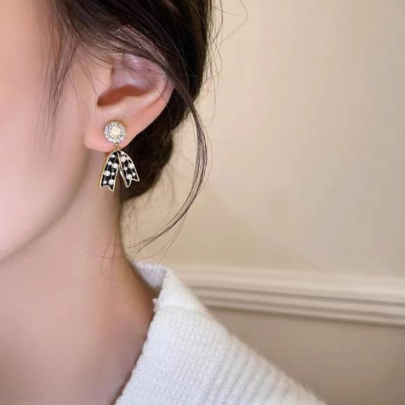 Bow and pearl earring girl - Picture 4 of 5